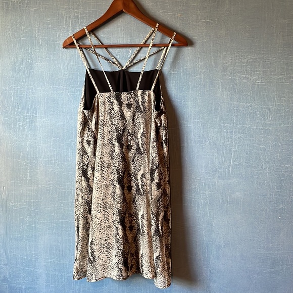 C wonder dress with playful straps. - Picture 2 of 3